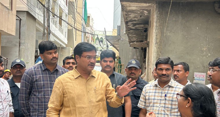 నాలాలను పరిశీలించిన హైడ్రా కమిషనర్