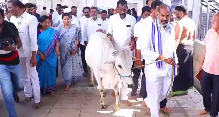 భీమన్న సేవలో ప్రముఖులు