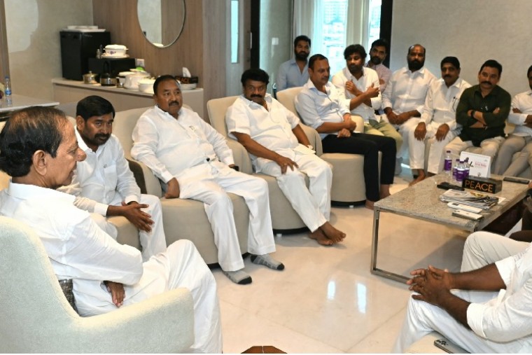 యశోద ఆసుపత్రిలో చేరిన కేసీఆర్ పరామర్శకు వచ్చిన నేతలతో ప్రజా సమస్యలపై చర్చ