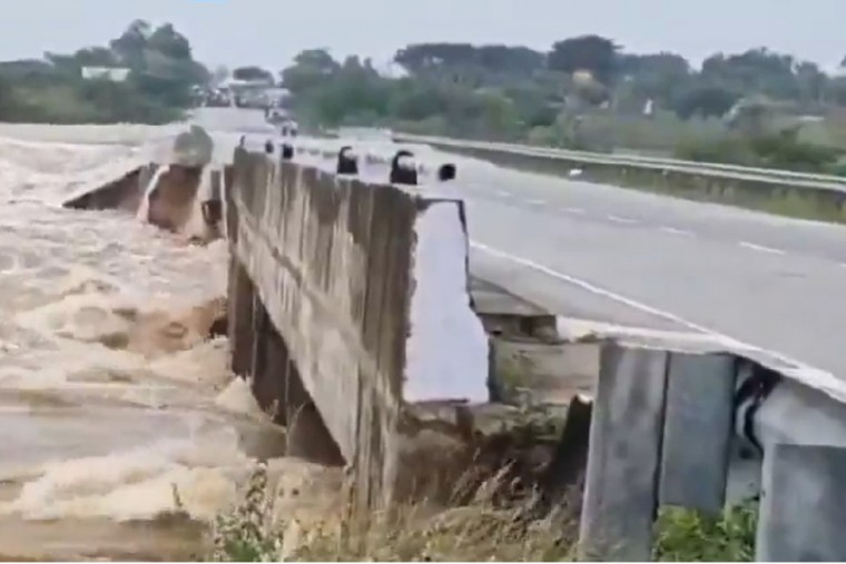 నాగర్ కర్నూలు జిల్లా ఉప్పునుంతల మండలంలో కోతకు గురైన జాతీయ రహదారి