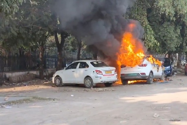 హైదరాబాద్  పార్కింగ్‌లో ఉన్న కారులో అకస్మాత్తుగా చెలరేగిన మంటలు