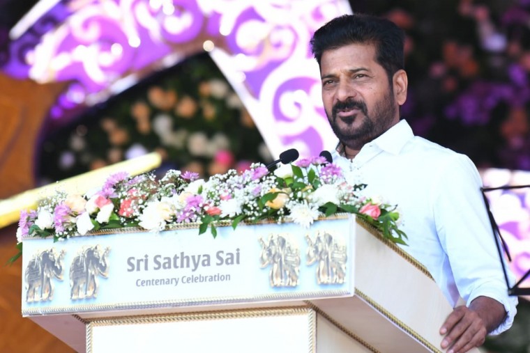 రేవంత్ రెడ్డి వరంగల్ జిల్లా నర్సంపేట నియోజకవర్గంలో పర్యటించి, అభివృద్ధి పనులపై వరాల జల్లు