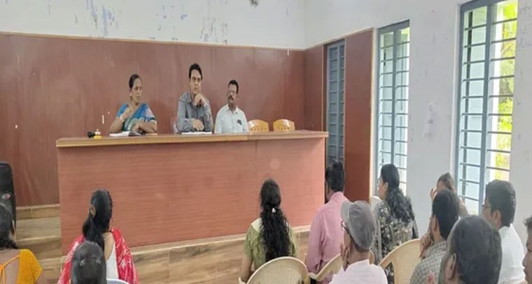 ఎంపీడీవో కార్యాలయంలో రివ్యూ మీటింగ్