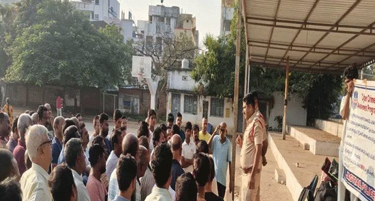 సైబర్ మోసాలపై ఉదయం వాకర్స్ కు అవగాహన