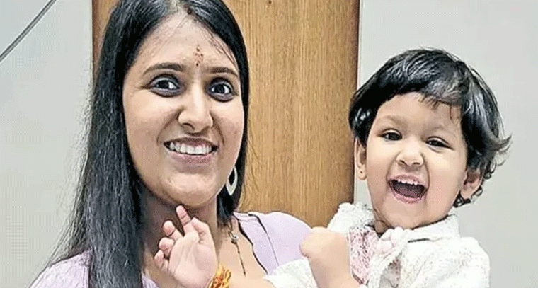 హుస్సేన్ సాగర్‌లో దూకి రెండేళ్ల కుమార్తెతో తల్లి ఆత్మహత్య