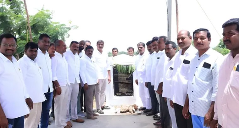 మోతే గ్రామంలో సీసీ రోడ్డును ప్రారంభించిన ఎమ్మెల్యే