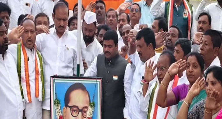 జెండా ఆవిష్కరించిన డిసిసి అధ్యక్షులు సత్యం