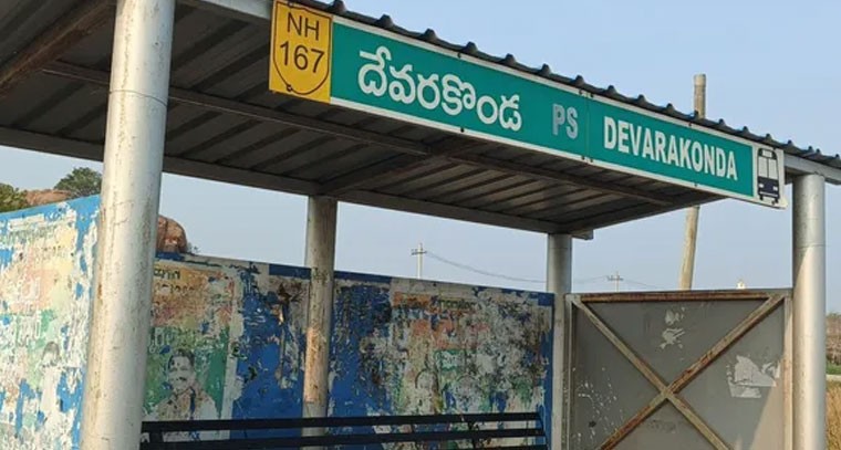 దేవరకొండ బస్ స్టాప్ వద్ద ప్రయాణికుల ఆవేదన