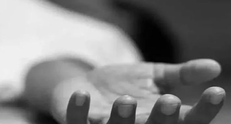 అనుమానంతో భార్యను గొడ్డలితో నరికి చంపిన భర్త