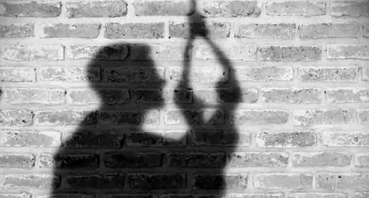 అనుమానాస్పదంగా మహిళా పోలీస్ కానిస్టేబుల్ ఆత్మహత్య
