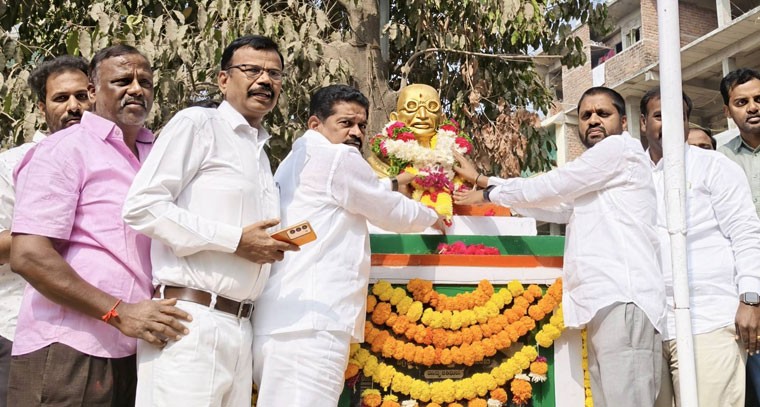 మహాత్మా గాంధీ వర్ధంతి సందర్బంగా పూల మాల వేసి నివాళు అర్పిస్తున్న మాజీ డిప్యూటీ మేయర్