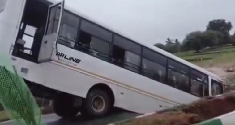 వర్షాలకు రహదారి కోత.. గోతిలో పడ్డ అమరాజా కంపెనీ బస్సు
