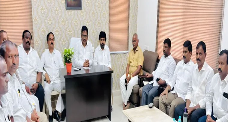 క్యాంపు కార్యాలయంలో నాయకులతో ఎమ్మెల్యే భేటీ