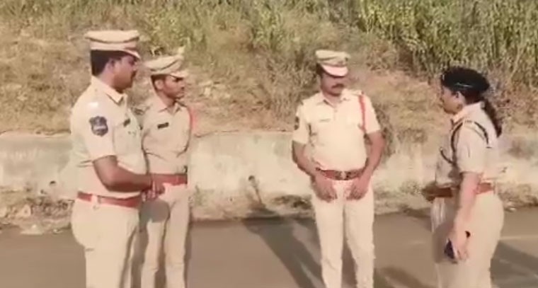 ఎన్నికల పోలింగ్ కేంద్రం పరిశీలించిన ఎస్పీ జానకి