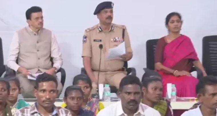 తెలంగాణ డీజీపీ ముందు 37 మంది మావోయిస్టులు లొంగుబాటు