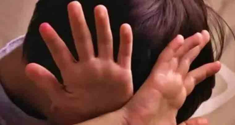 ఆరేళ్ల బాలికని చిత్రహింసలకు గురిచేస్తున్న కన్నతల్లి, సవతి తండ్రి 