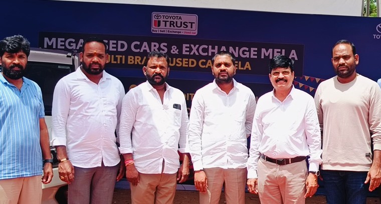 హర్ష టయోటా యూస్డ్ కార్స్ మేళను  ప్రారంభించిన మాజీ డిప్యూటీ మేయర్