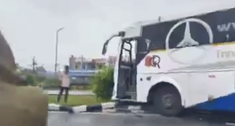 ఆగి ఉన్న లారీని ఢీకొన్న ట్రావెల్ బస్సు.. 