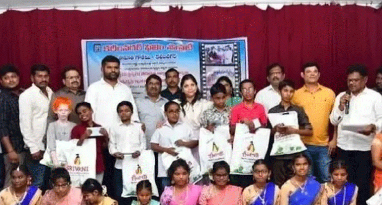 దివ్య దృష్టి విద్యార్థులకు కలెక్టర్ సన్మానం
