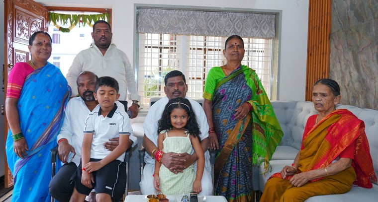 ఎమ్మెల్యే గూడెం మహిపాల్ రెడ్డి కు రాఖీలు కట్టి శుభాకాంక్షలు తెలియజేసిన సోదరిమణులు..