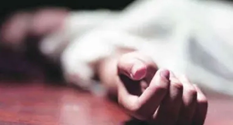 డివైడర్ ను ఢీకొని ఐటీ ఉద్యోగి మృతి