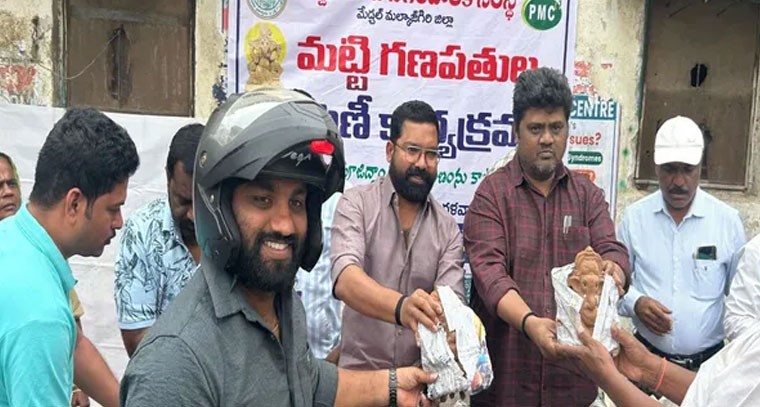 పీర్జాదిగూడలో మట్టి గణపతి విగ్రహాల పంపిణీ