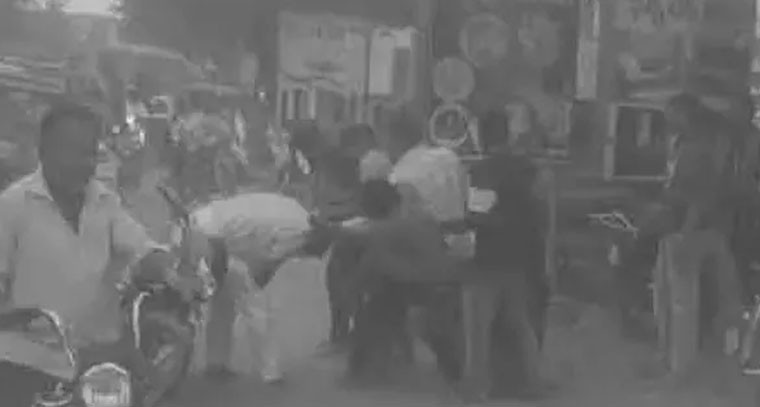 దారుణం.. నడిరోడ్డుపై కత్తులతో పొడిచి వ్యక్తి హత్య