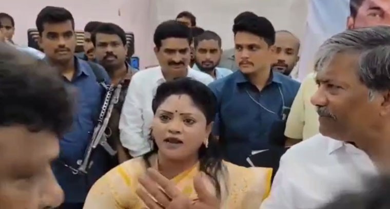  బీఆర్ఎస్ కాంగ్రెస్ మధ్య వాగ్వాదం