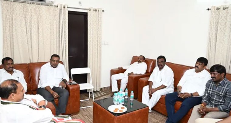 దళిత ఎమ్మెల్యేలు టీపీసీసీ అధ్యక్షుడితో భేటీ