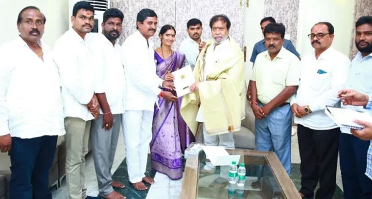 మంత్రి దామోదర రాజనర్సింహకు పెళ్లి పత్రిక అందజేత