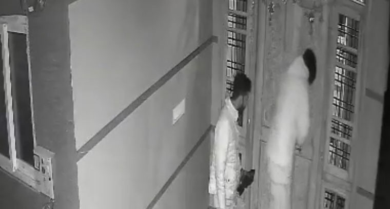 అర్ధరాత్రి దొంగలు బీభత్సం..