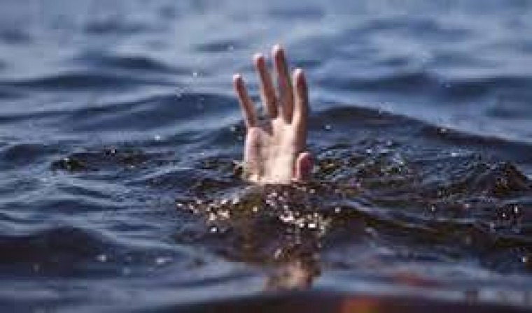 ఆదిలాబాద్ జిల్లా కేంద్రంలో విషాదం చోటుచేసుకుంది