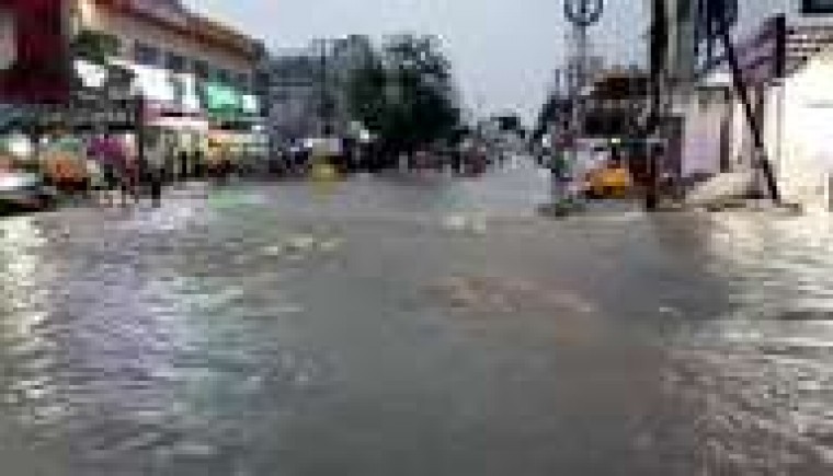 తెలంగాణలో కుండపోత వర్షాల కారణంగా పలు ప్రాంతాల మధ్య నిలిచిన రాకపోకలు