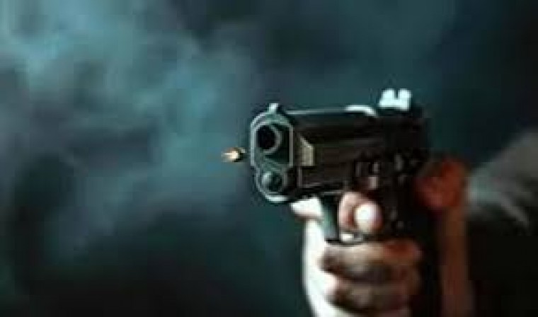 హైదరాబాద్‌లోని మలక్‌పేటలో ఈ ఉదయం జరిగిన కాల్పుల ఘటన స్థానికంగా కలకలం రేపింది