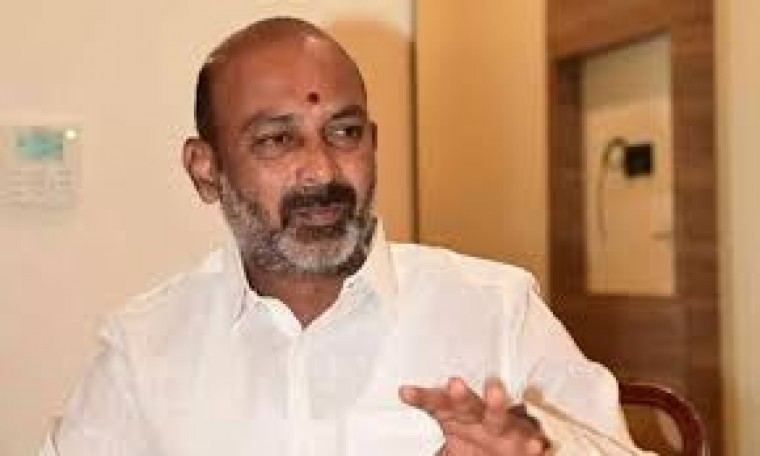 కవిత లేఖతో తెలంగాణ రాజకీయాల్లో తీవ్ర దుమారం ఓటీటీ ఫ్యామిలీ డ్రామా అంటూ బండి సంజయ్ వ్యంగ్యం