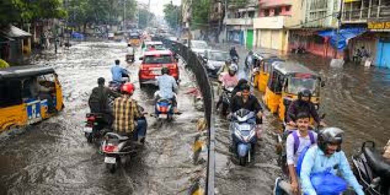 హైదరాబాద్ నగరంలో భారీ వర్షం  పలు ప్రాంతాల్లో కురిసిన వర్షానికి రోడ్లన్నీ జలమయo