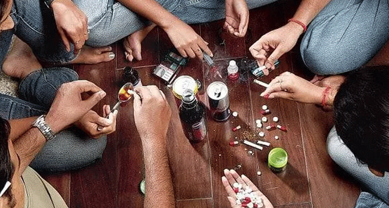 డ్రగ్స్ పార్టీ భగ్నం.. 12 మంది అరెస్ట్