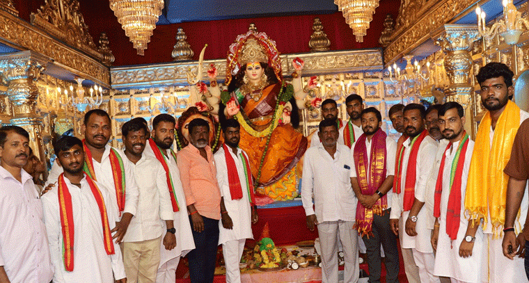 దుర్గామాత మండపాలను దర్శించుకున్న మాదిరి ప్రిథ్వీరాజ్