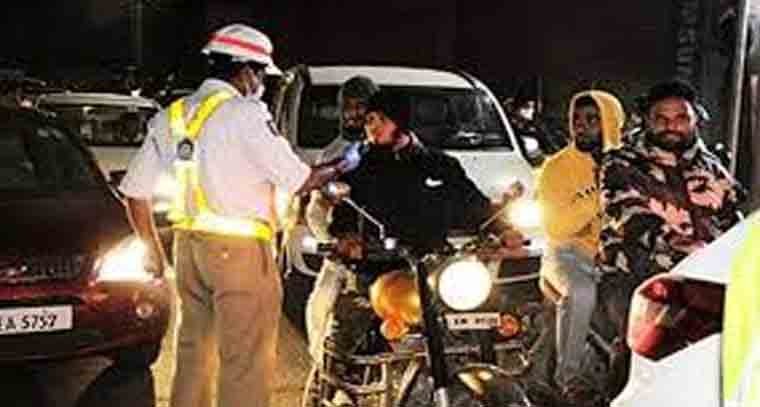 పోలీసులతో వాగ్వాదానికి దిగిన డ్రంక్ అండ్ డ్రైవ్‌లో దొరికిన యువకుడు 