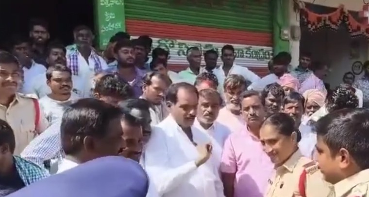 యూరియా కొరతతో రైతులు తీవ్ర ఇబ్బందులు