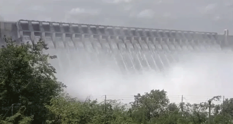 సాగర్‌ రెండు గేట్లు ఎత్తివేత