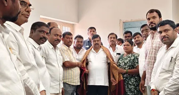 ఇందిరమ్మ ఇల్లు గృహప్రవేశ కార్యక్రమంలో పాల్గొన్న ఎమ్మెల్యే