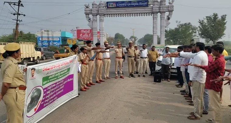 డ్రైవింగ్ లో సీట్ బెల్ట్ తప్పని సరి: జిల్లా రవాణా శాఖ అధికారి