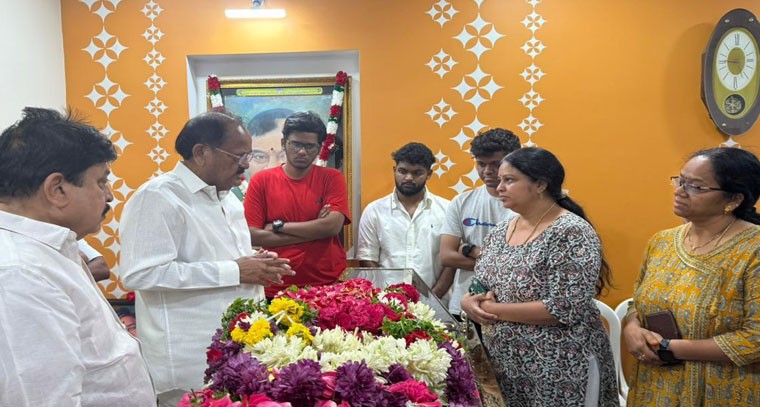 నటుడు కోట శ్రీనివాసరావు భౌతిక కాయానికి నివాళులర్పించిన భారత మాజీ ఉపరాష్ట్రపతి వెంకయ్య నాయుడు