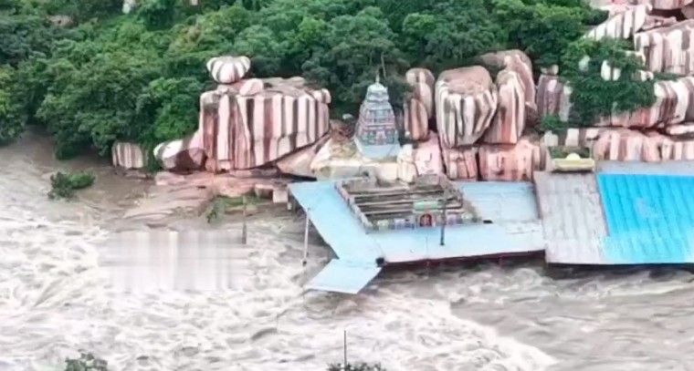 జలదిగ్భంధంలో ఏడుపాయల భవానీ ఆల‌యం