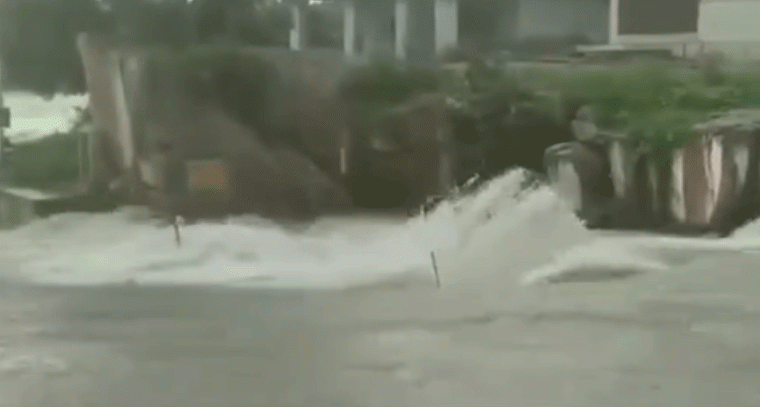 అమ్మవారి ఆలయం ముందు వరద ఉధృతి