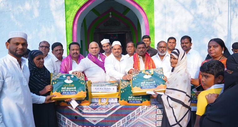 పటాన్చెరులో ముస్లింలకు ఈద్ తోఫాల పంపిణీ