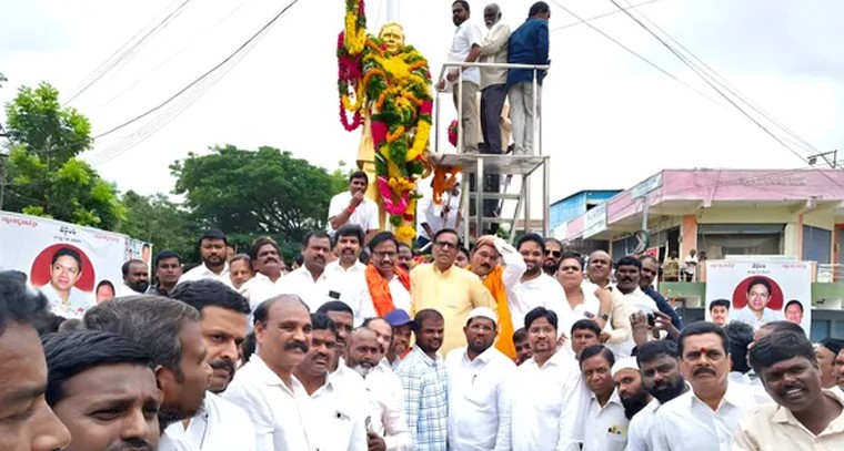 ఎర్ర సత్యం 30వ వర్థంతి: ఎమ్మెల్యే శ్రీనివాస్ రెడ్డి ఘన నివాళి