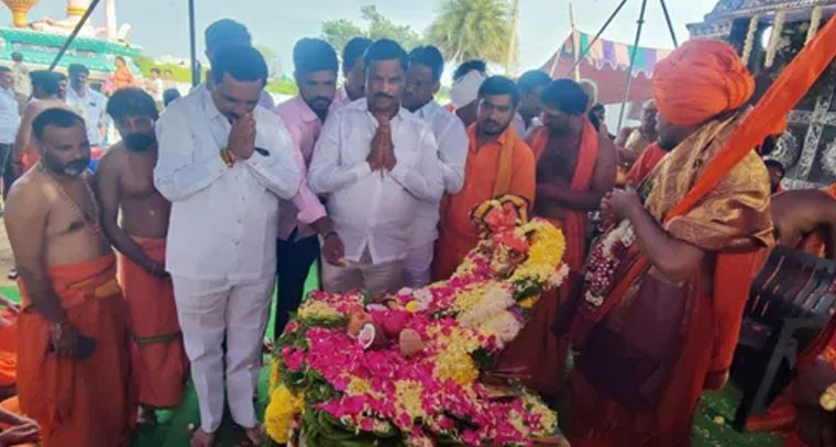 ఆంజనేయ స్వామి అనుగ్రహం పొందాలి