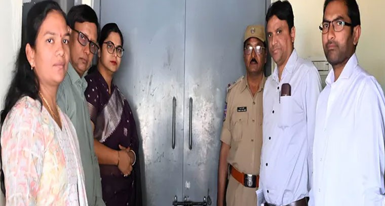 ఈవీఎం గోదాంను తనిఖీ చేసిన జిల్లా కలెక్టర్